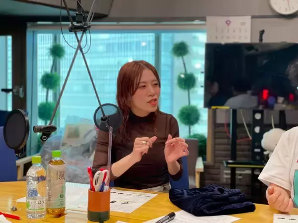 「2025年秋冬のトレンドはブラウン、ベロア、豹柄と赤の小物！」の画像