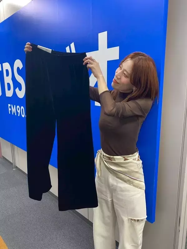 「2025年秋冬のトレンドはブラウン、ベロア、豹柄と赤の小物！」の画像