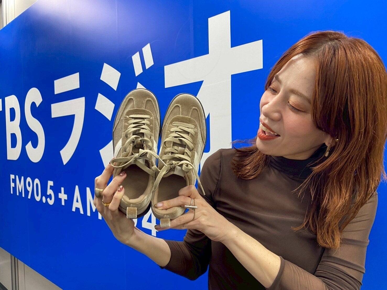 2025年秋冬のトレンドはブラウン、ベロア、豹柄と赤の小物！