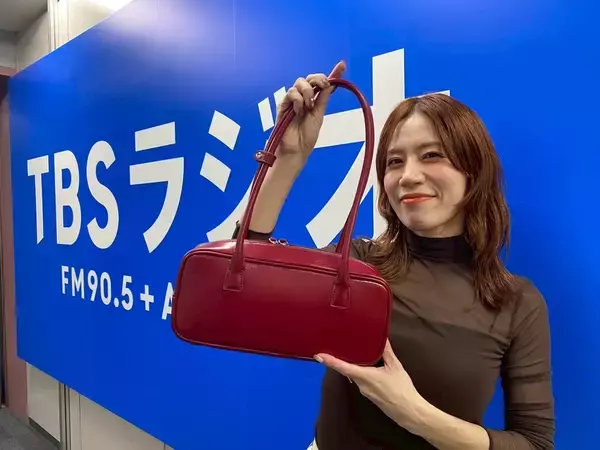 「2025年秋冬のトレンドはブラウン、ベロア、豹柄と赤の小物！」の画像