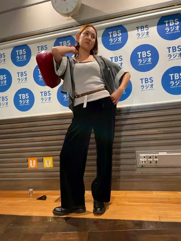 「2025年秋冬のトレンドはブラウン、ベロア、豹柄と赤の小物！」の画像