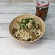 鶏肉と味付榨菜の旨みと食感が染みる、風味豊かな味わい！ザーサイ炊き込みごはん