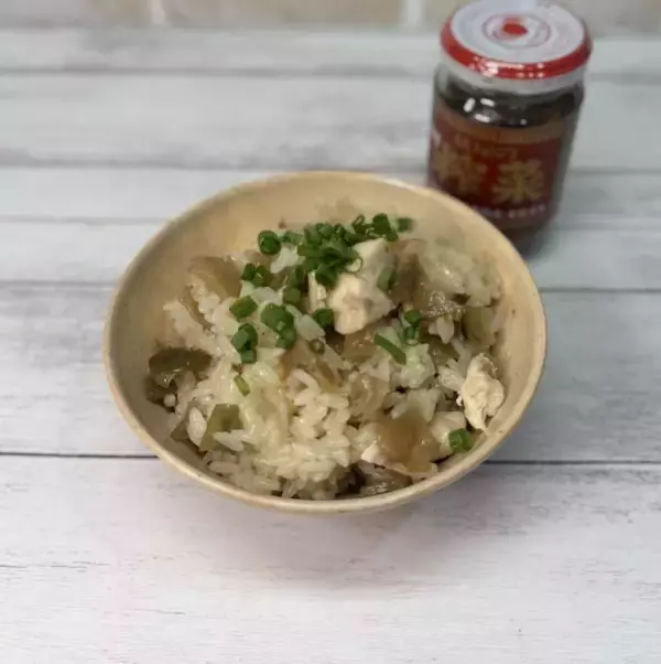 鶏肉と味付榨菜の旨みと食感が染みる、風味豊かな味わい！ザーサイ炊き込みごはん