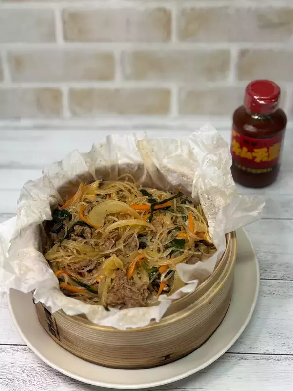「せいろで蒸してふっくら仕上げ！ キムチの素のうま辛な味わいでごはんがすすむ！【チャプチェ】 桃屋のかんたんレシピ」の画像