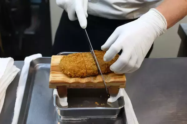 「お箸で切れる柔らかい「とんかつ」が魅力！スーさんの思い出のお店「井泉」」の画像