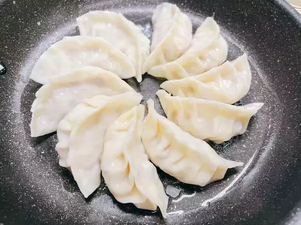 「ひき肉はこねない・キャベツの水切り不要「浜内千波の簡単餃子」」の画像