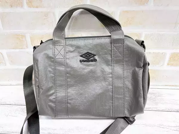 「メンズミニバッグのトレンド”ミニボストンバッグ”＆”スモールヘルメットバッグ”」の画像