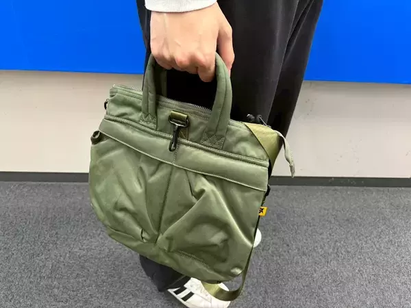 「メンズミニバッグのトレンド”ミニボストンバッグ”＆”スモールヘルメットバッグ”」の画像