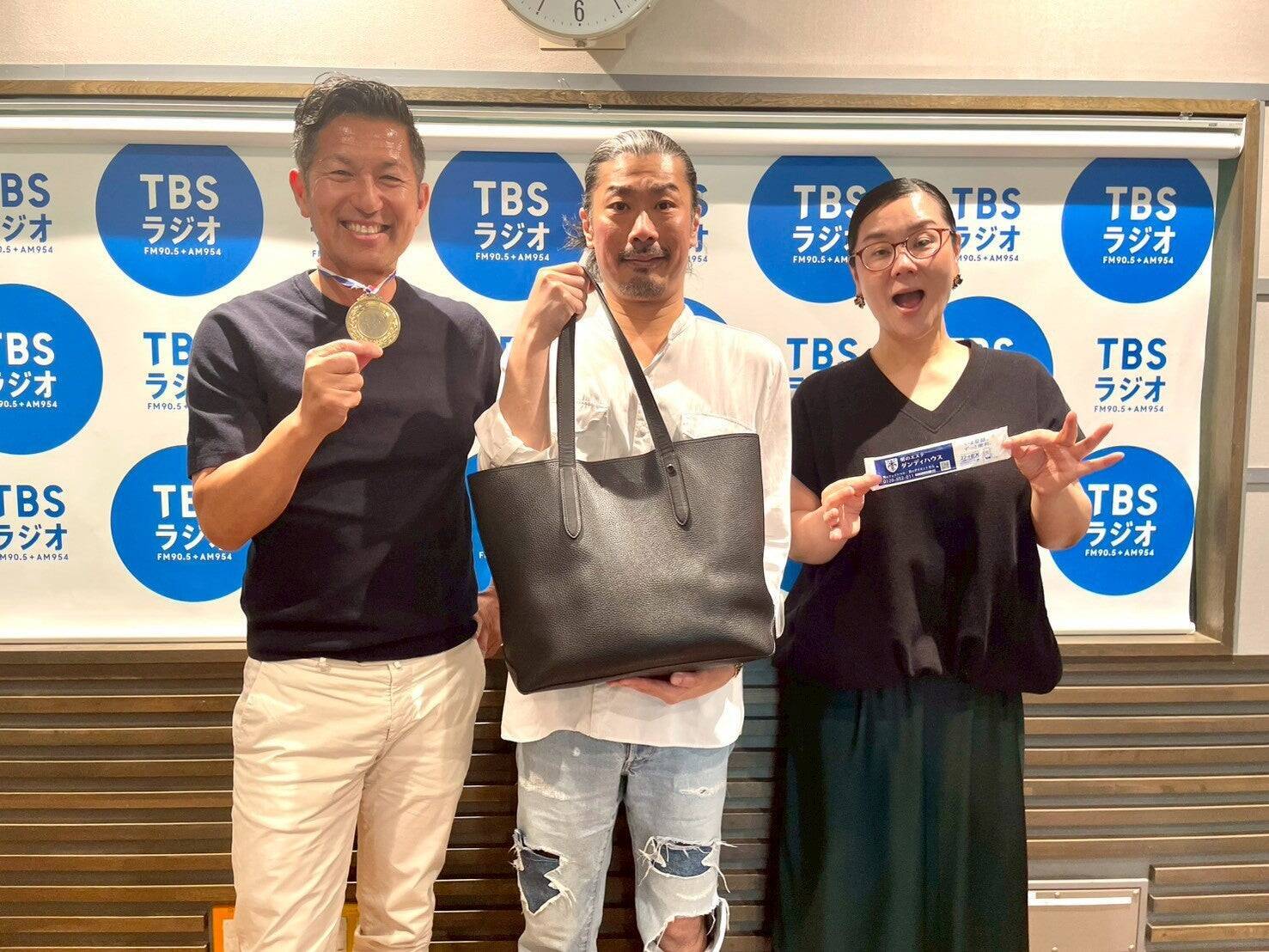 あなたのカバンの中、見せてください！パンサー菅は”新幹線おしぼり＆金メダル”