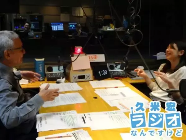 「久米宏 番組冒頭からスタジオ内の時計を隠しての放送」の画像