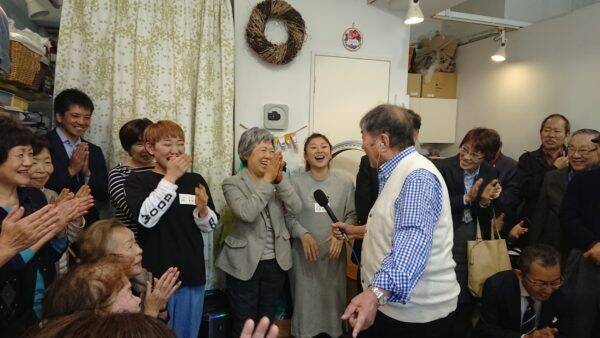 有言実行 玉袋筋太郎 外山惠理で赤坂サカスの芝生に座ってみた 2019年4月19日 エキサイトニュース