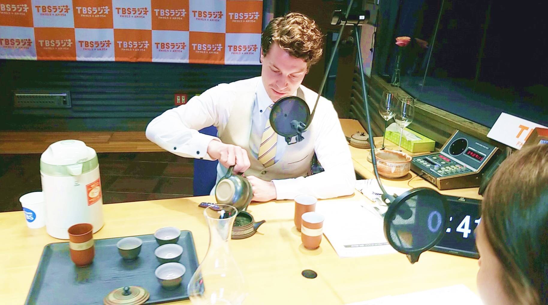 スウェーデン出身の日本茶のプロが山形アナに淹れた絶品茶を解説