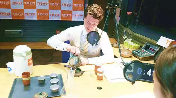 「スウェーデン出身の日本茶のプロが山形アナに淹れた絶品茶を解説」の画像