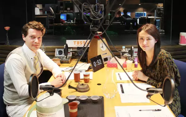 「スウェーデン出身の日本茶のプロが山形アナに淹れた絶品茶を解説」の画像