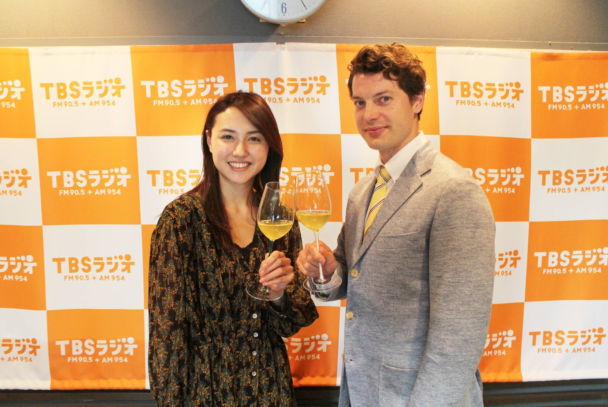 スウェーデン出身の日本茶のプロが山形アナに淹れた絶品茶を解説