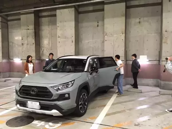 「おぎやはぎがトヨタ「新型RAV4」を見て触って試乗してみた」の画像