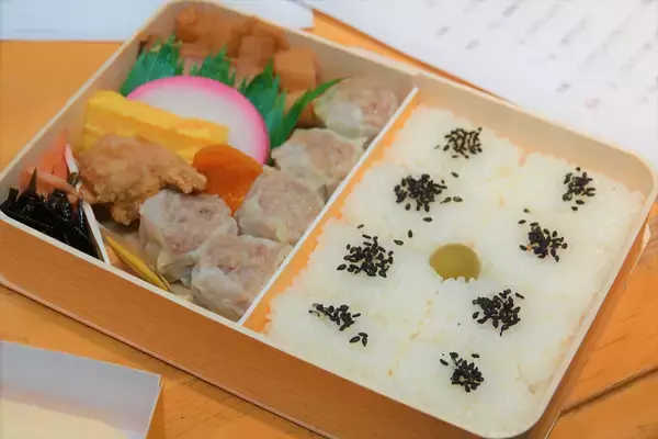「DJ松永と幸坂理加の崎陽軒シウマイ弁当の食べ方CHECK！」の画像