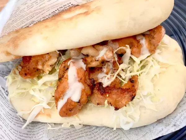 セブンイレブンの「ミニナン」×「チキンケバブ」で本格ケバブサンドが完成