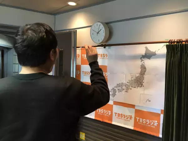 「山里亮太43歳の誕生日！ スタッフからのプレゼントは芋焼酎と・・・ドングリ帽！？」の画像