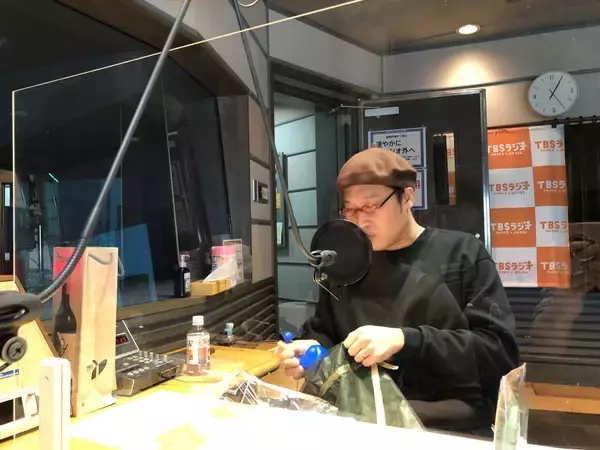 「山里亮太43歳の誕生日！ スタッフからのプレゼントは芋焼酎と・・・ドングリ帽！？」の画像