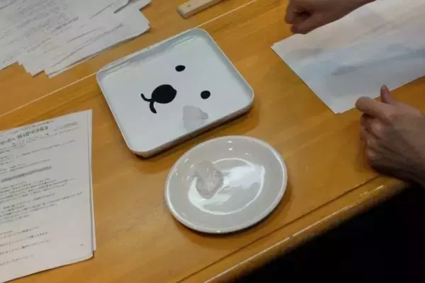 「水温で硬くなったり柔らかくなったりする「不思議なスポンジ」」の画像