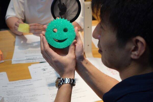 水温で硬くなったり柔らかくなったりする「不思議なスポンジ」