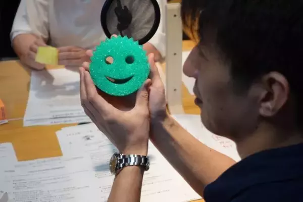 「水温で硬くなったり柔らかくなったりする「不思議なスポンジ」」の画像