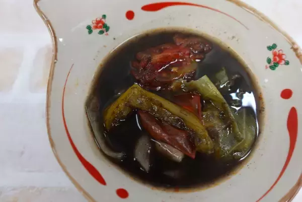 「つゆが真っ黒！？無印良品の「いかすみ鍋」はパエリアを感じる簡単鍋つゆ」の画像