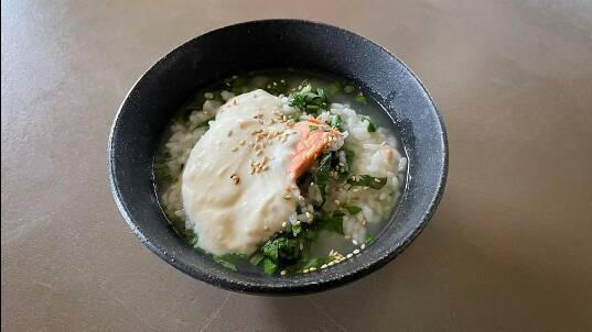 料理研究家・浜内千波先生による「『豆乳の力』鮭と青菜のさっと雑炊」
