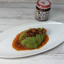 桃屋の「食べるラー油」 かけるだけで簡単おつまみ！アボカドのラー油がけ