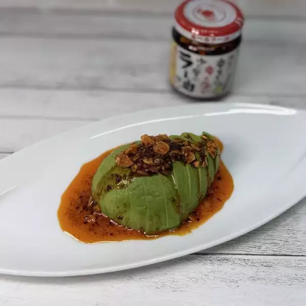 桃屋の「食べるラー油」 かけるだけで簡単おつまみ！アボカドのラー油がけ