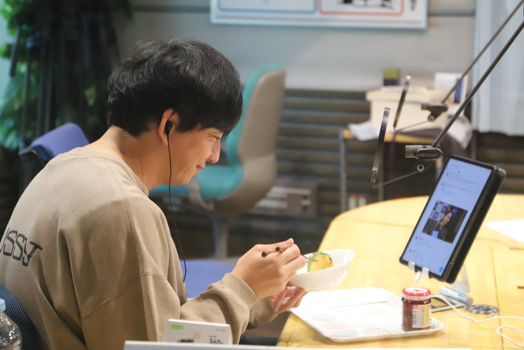 桃屋の「食べるラー油」 かけるだけで簡単おつまみ！アボカドのラー油がけ