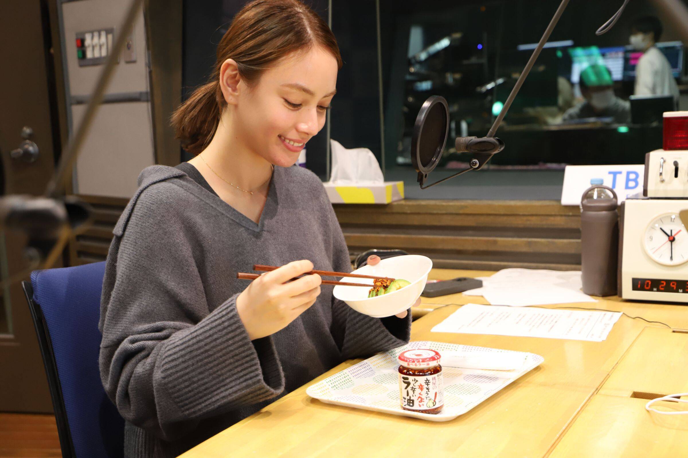 桃屋の「食べるラー油」 かけるだけで簡単おつまみ！アボカドのラー油がけ