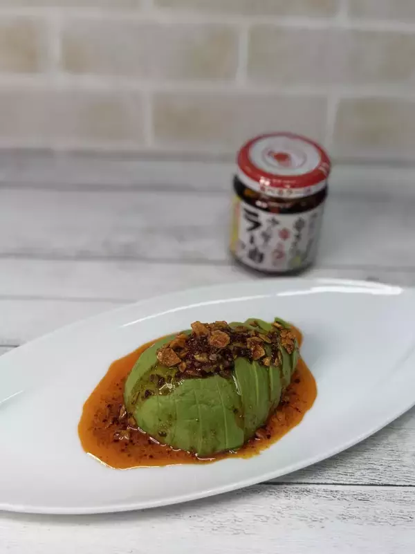 「桃屋の「食べるラー油」 かけるだけで簡単おつまみ！アボカドのラー油がけ」の画像