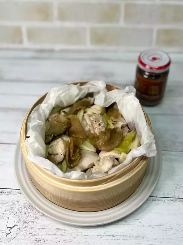 「せいろの蓋を開けた瞬間、食欲をそそる！鶏肉とザーサイの蒸しもの」の画像