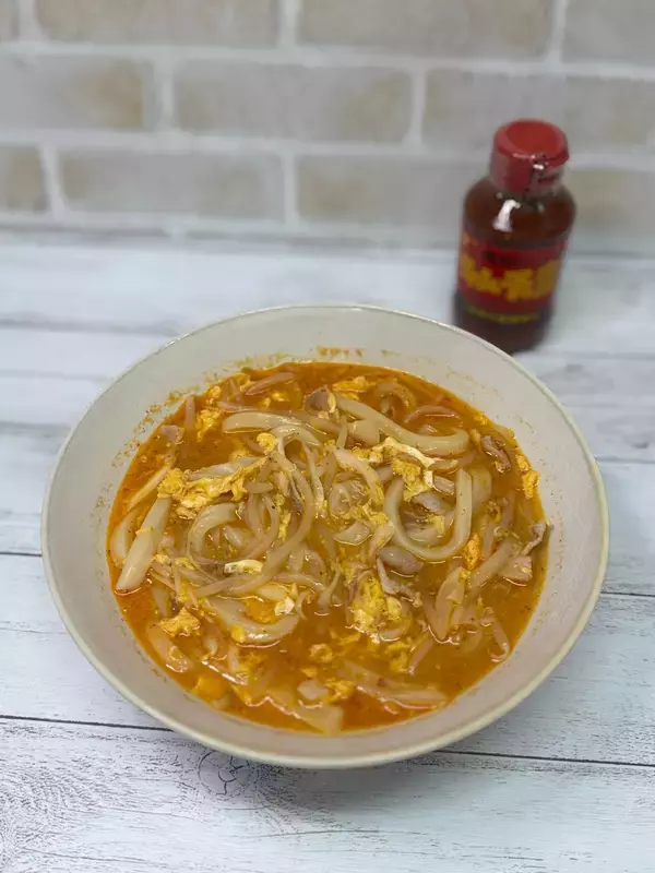 「キムチの素のうま辛な味わいがたまらない！サンラータン風うどん」の画像