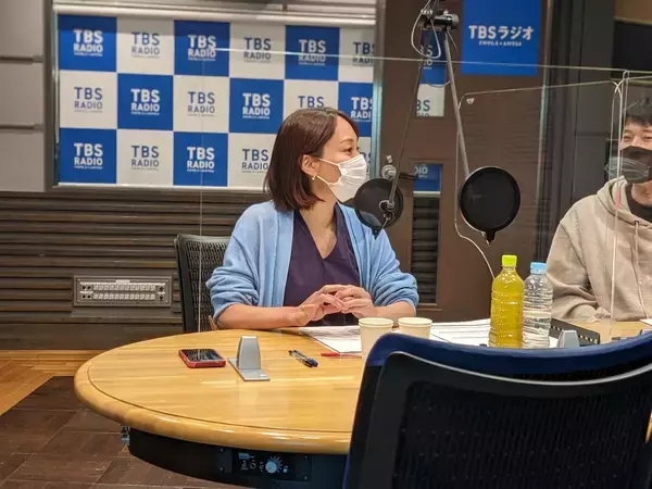 「マギー司郎さんが「コップから鶏を出すマジック」を披露！」の画像