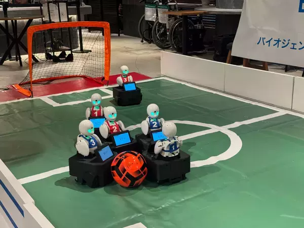 「会場に選手がいない？ロボットで挑むサッカー大会」の画像