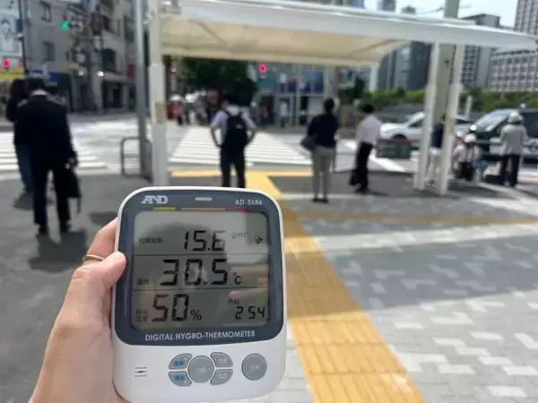灼ける滑り台、ジリジリの信号待ち　街に増える”日よけ”