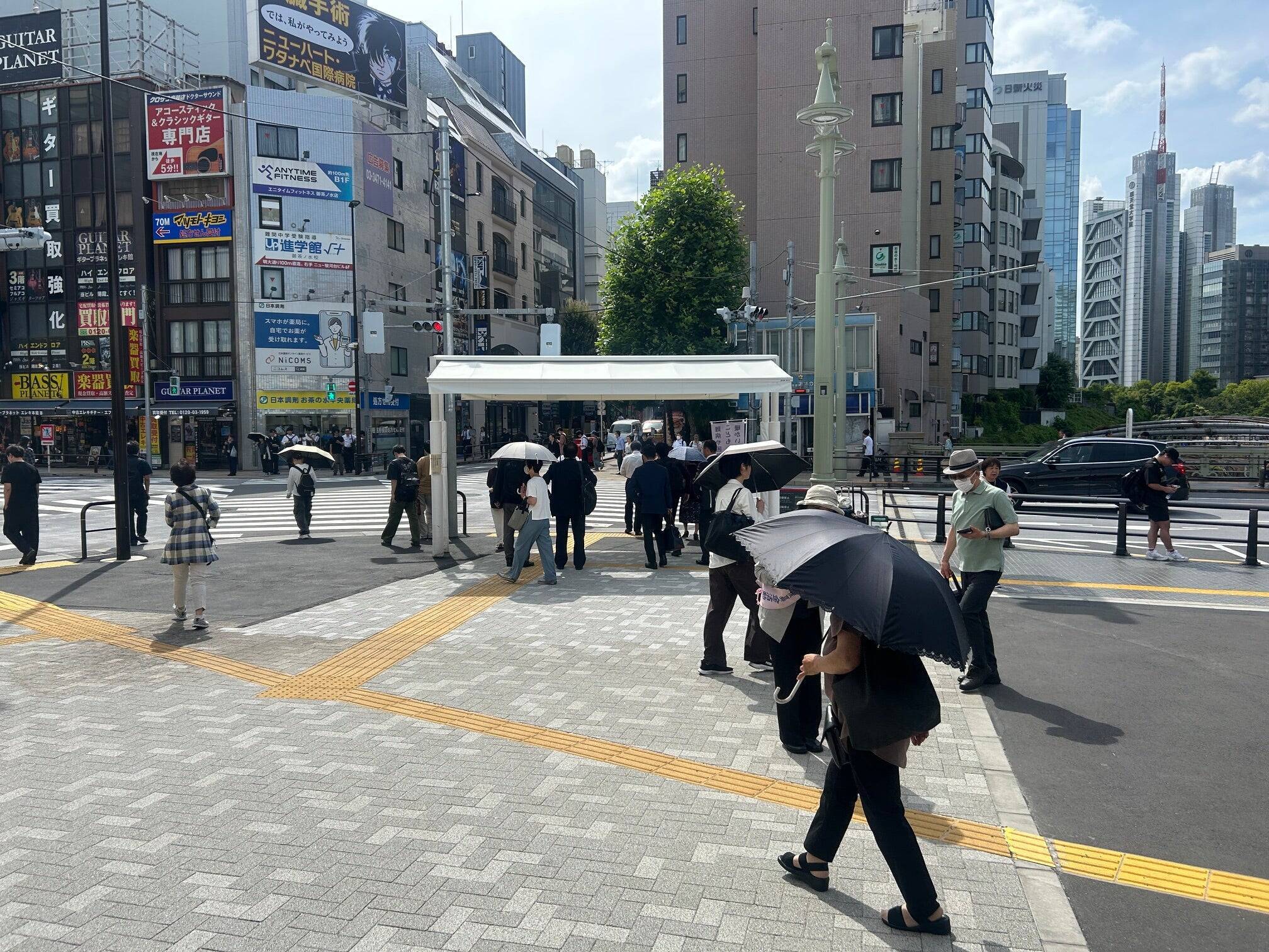 灼ける滑り台、ジリジリの信号待ち　街に増える”日よけ”