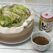 刻みしょうがとしょうゆの芳醇タレで旨み引き立つレタスと豚肉のミルフィーユ