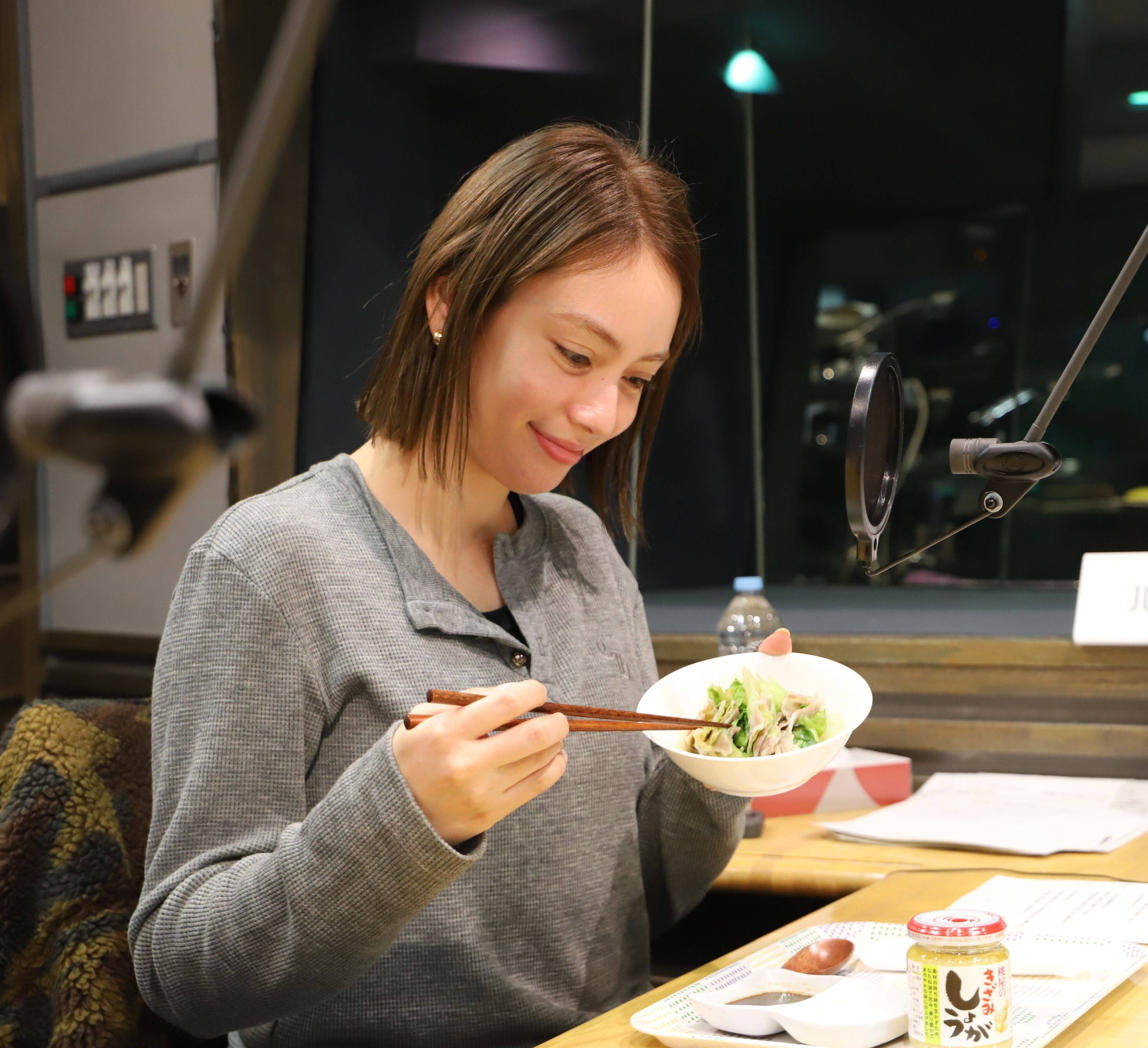 刻みしょうがとしょうゆの芳醇タレで旨み引き立つレタスと豚肉のミルフィーユ