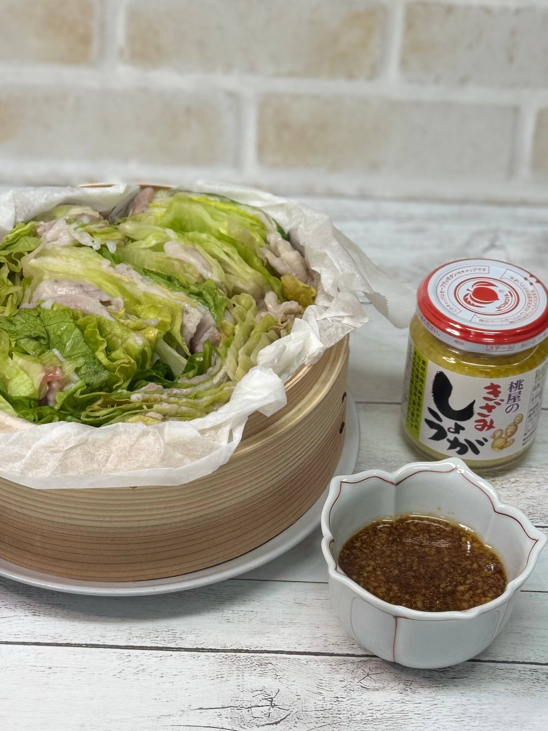 刻みしょうがとしょうゆの芳醇タレで旨み引き立つレタスと豚肉のミルフィーユ