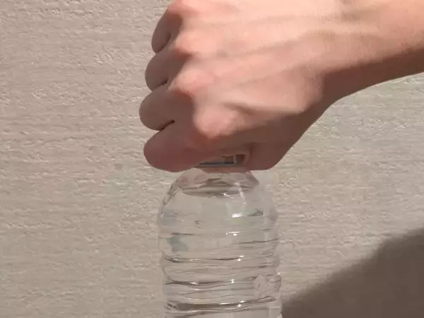 「その「ペットボトルの開け方」大丈夫？握力低下は健康リスクを知らせるサイン」の画像