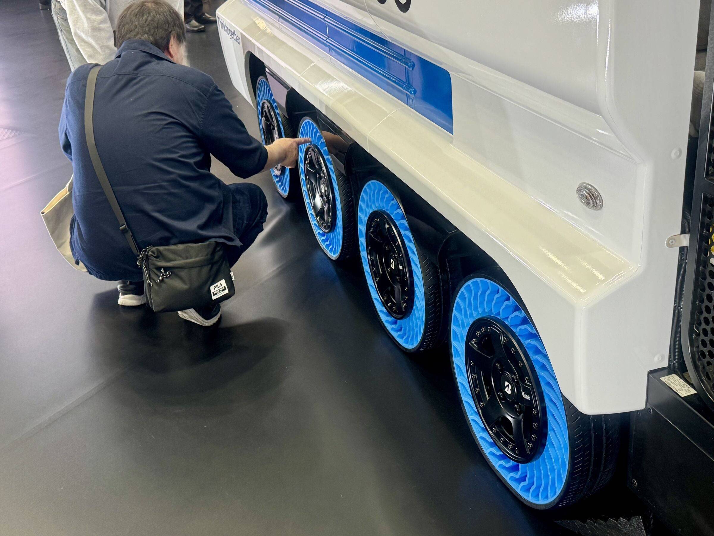 パンクしないタイヤ　地域の足に