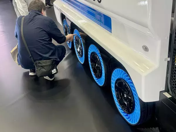 「パンクしないタイヤ　地域の足に」の画像