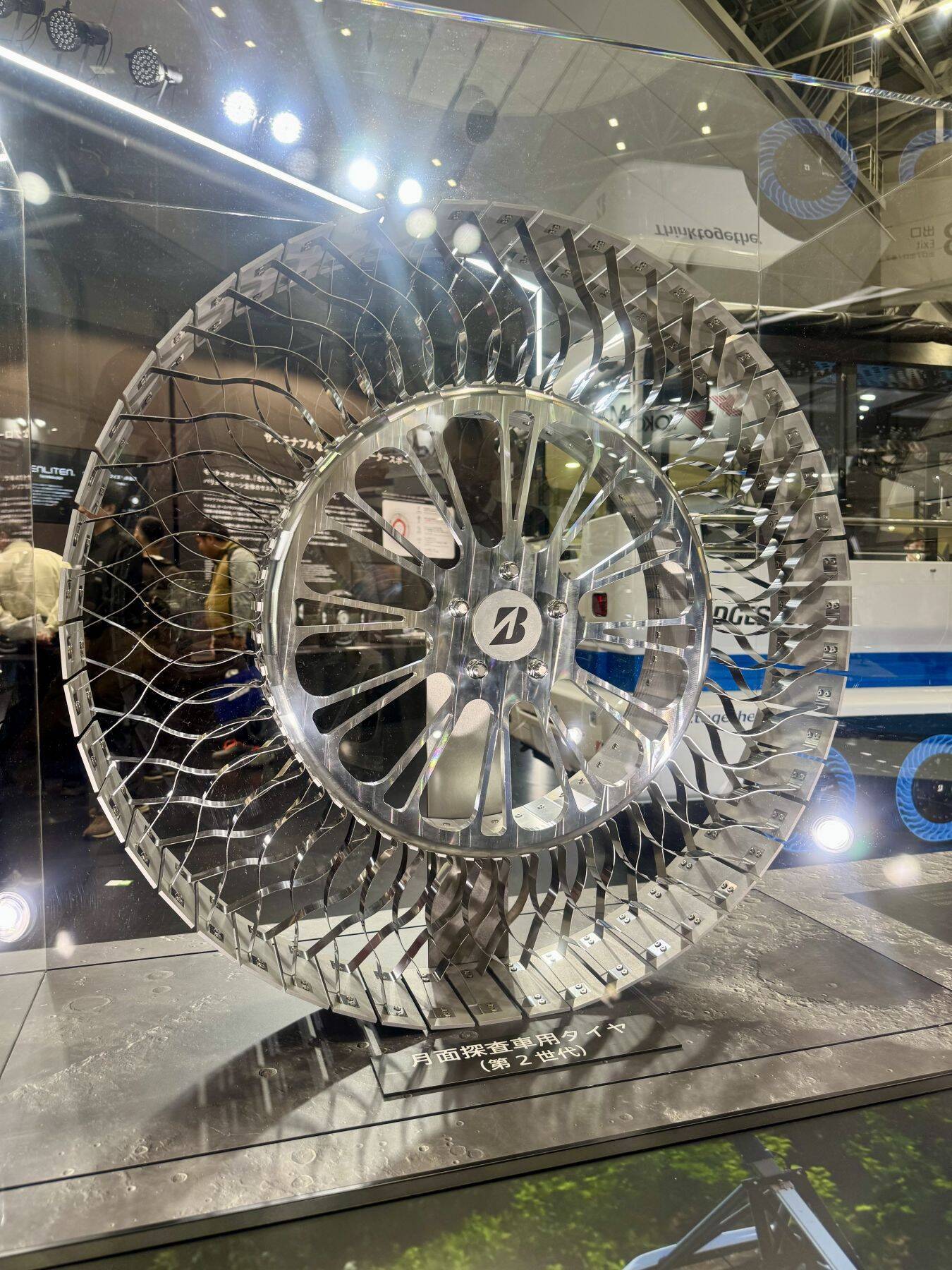 パンクしないタイヤ　地域の足に