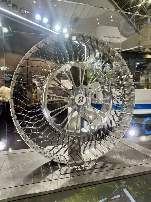 「パンクしないタイヤ　地域の足に」の画像