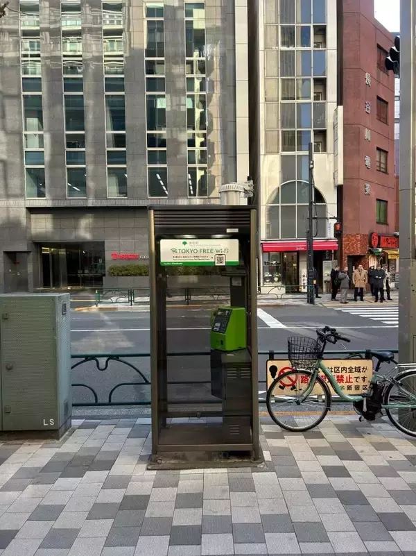 消えゆく公衆電話が「命綱」に。最新Wi-Fiで変わる街のインフラ