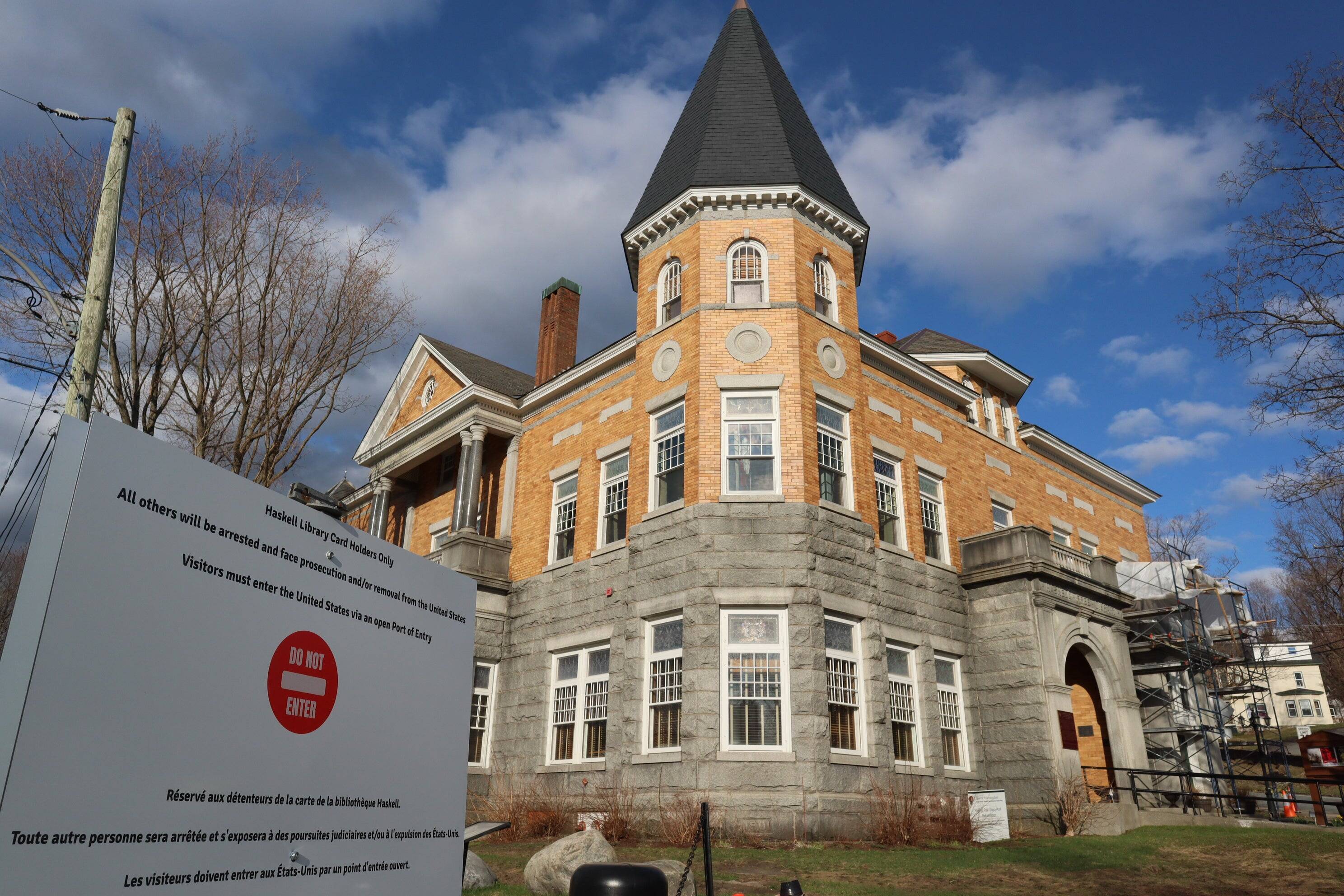 米・カナダ国境線の図書館　分断の影